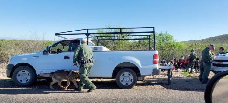 Detenido con catorce indocumentados