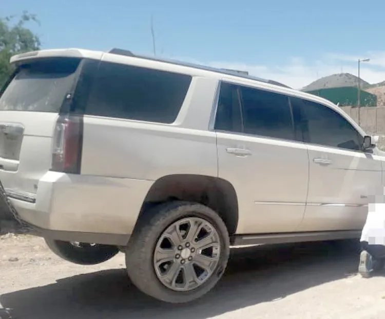 Decomisan arma larga en un vehículo robado