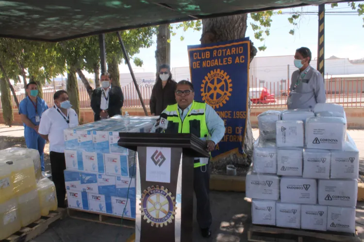 Entregan empresarios material