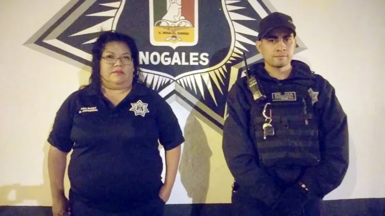 Salvan policías municipales a dos personas en incendio