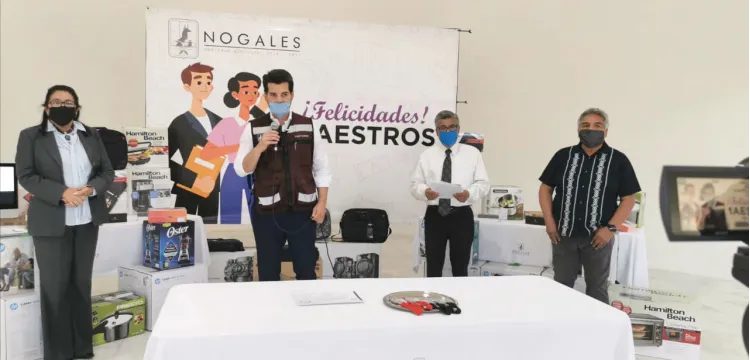 Reconoce Alcalde a los maestros