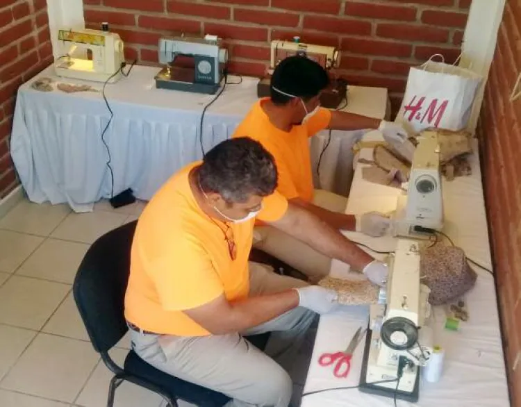 Elaboran en Cereso Peñasco batas y cofias quirúrgicas