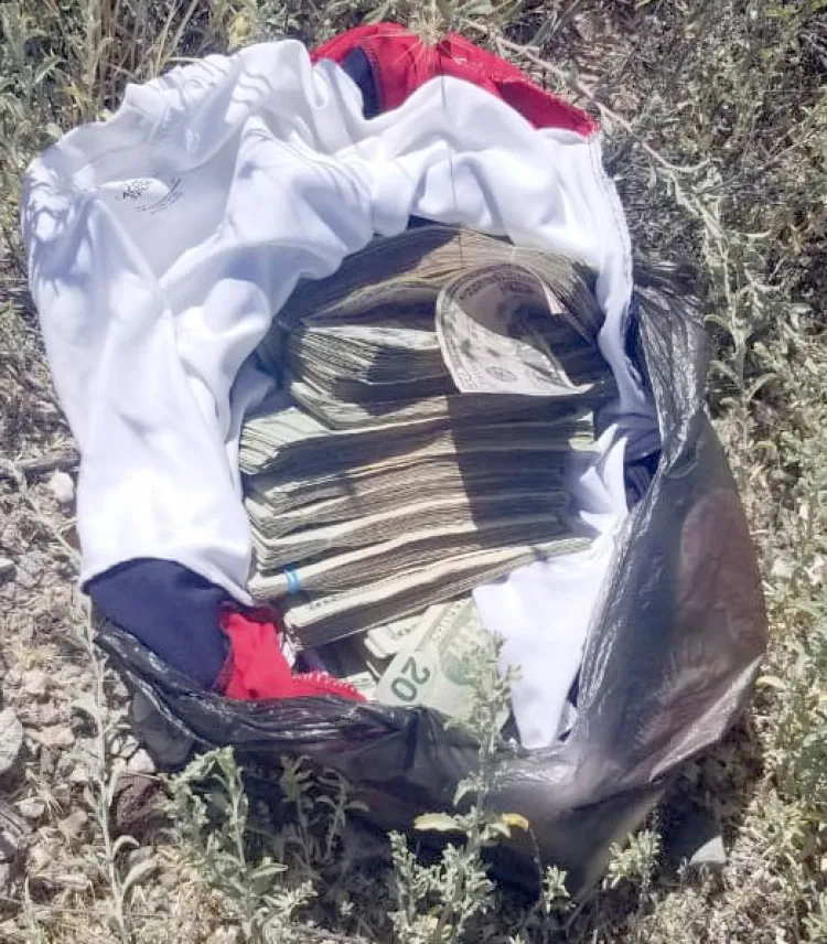 Localizan 21 mil dólares en la vía pública