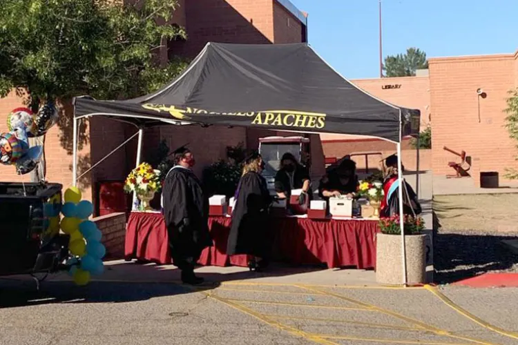 Gradúan sin ceremonia cientos de estudiantes