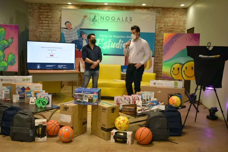 Festeja Alcalde a estudiantes