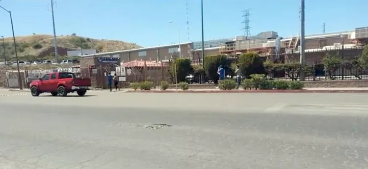 Demanda empresa a líder sindical