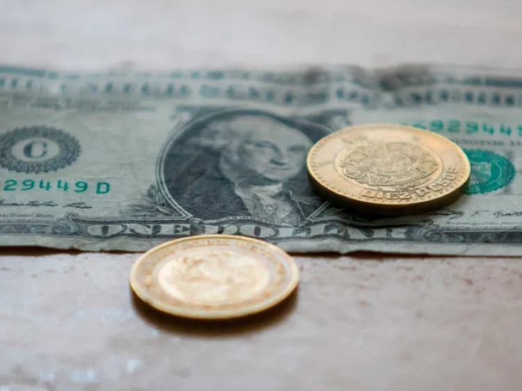 Pierde el peso, pero no rebasa las 23 unidades por dólar