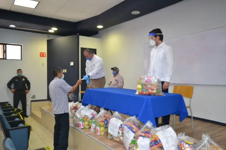 Entrega Alcalde apoyos