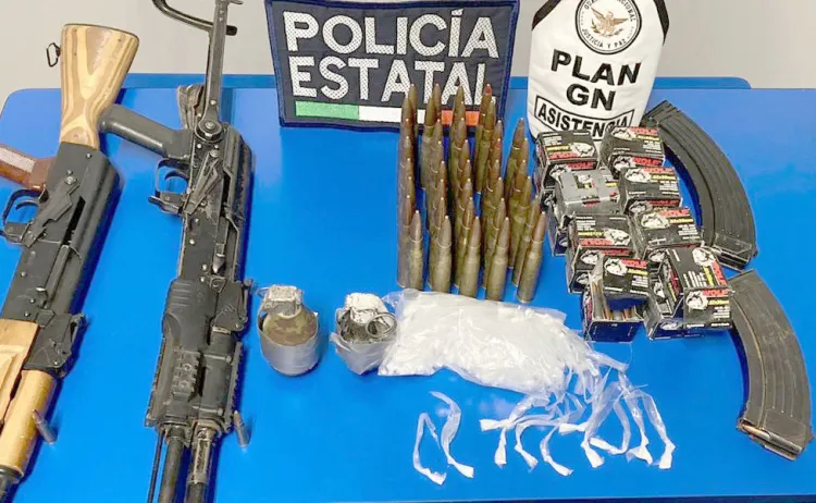 Incautan arsenal en vehículo abandonado