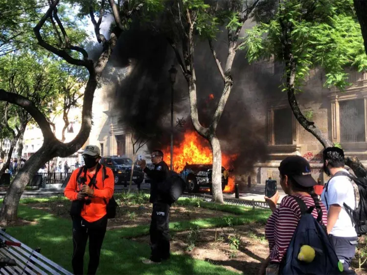 Queman patrullas y vandalizan Palacio de Gobierno de Jalisco por muerte de Giovanni López
