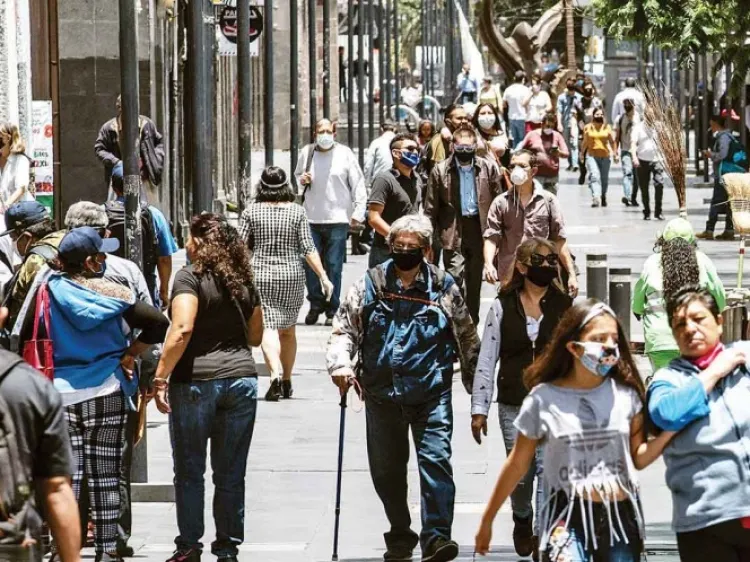 Sin sana distancia la pandemia se acelera; la mitad del país pasa a semáforo naranja