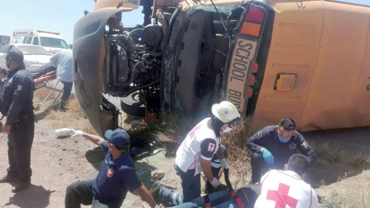 Vuelca camión con trabajadores
