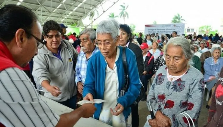 Adultos mayores recibirán por adelantado 4 meses de pensión, anuncia AMLO