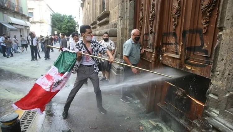 Suspenden a policías de Jalisco por detenciones ilegales en protestas