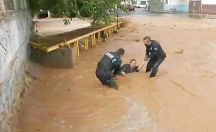 Rescatan policías municipales a joven