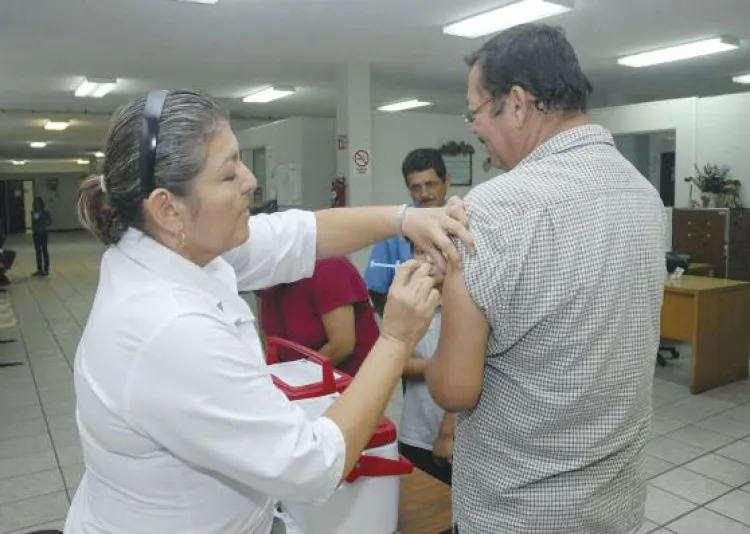 Mantiene IMSS campaña de vacunación permanente