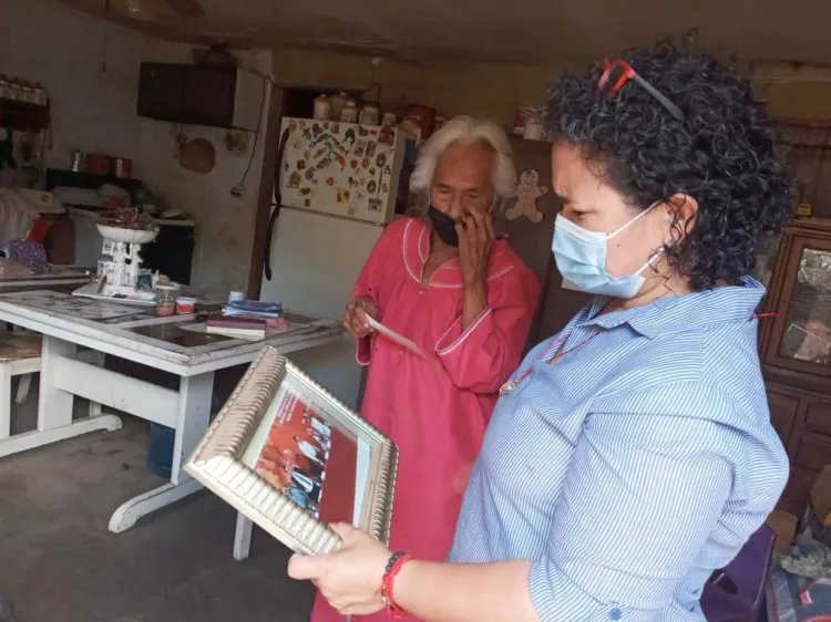 Llevan apoyo a Juanita