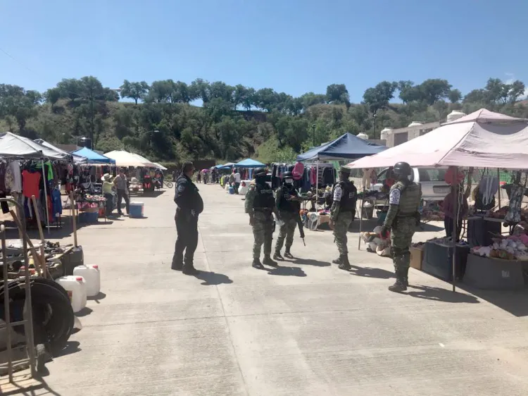 Concientiza Grupo Operativo Covid-19 a visitantes a tianguis