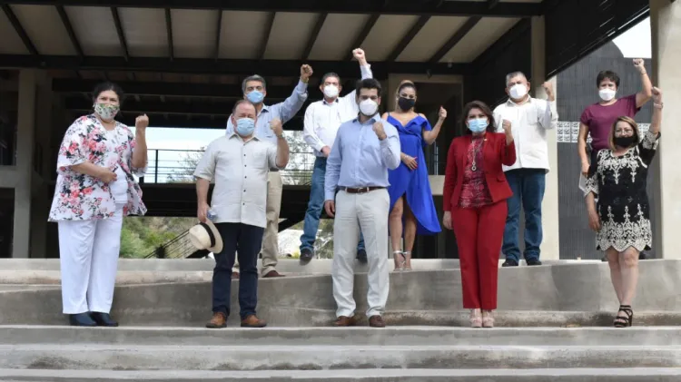 Supervisan obras en construcción