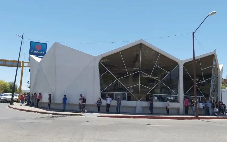 Provocan desorden al interior de banco