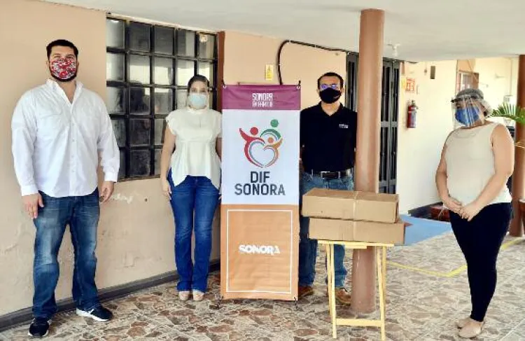 Llevan alimento a adultos mayores