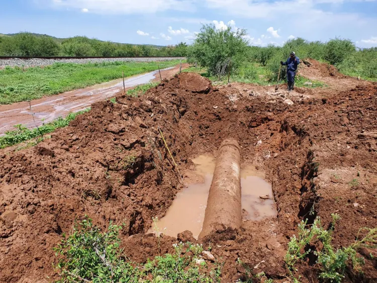 Colapsa línea principal de conducción de agua