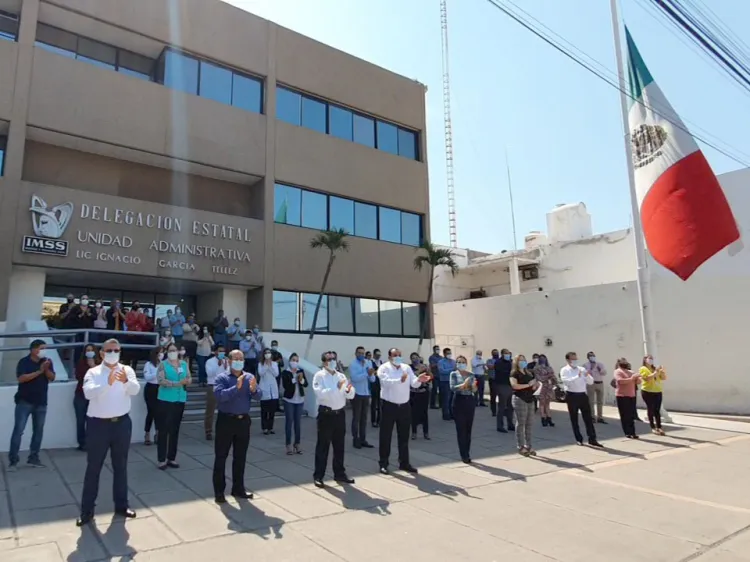 Rinden homenaje a médicos fallecidos