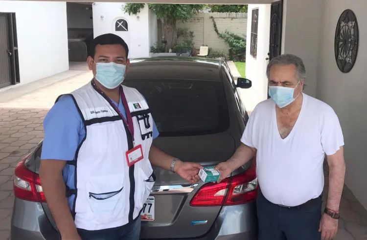 Dotan de Oxímetros y medicamento a población