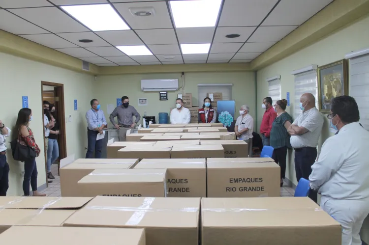 Entregan apoyo a clínicas locales