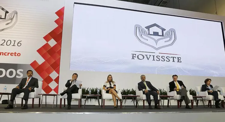 Amplía Fovissste créditos a personal médico en México