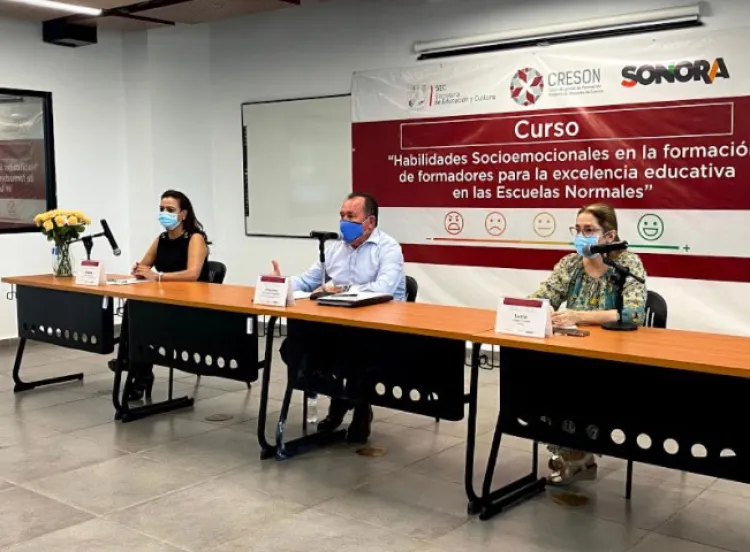 Reciben docentes capacitación