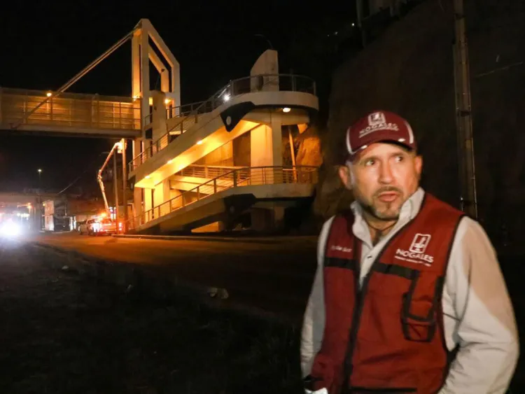 Iluminan puente peatonal “Ana Gabriela Guevara”