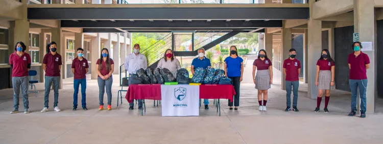 Entregan obsequios a estudiantes