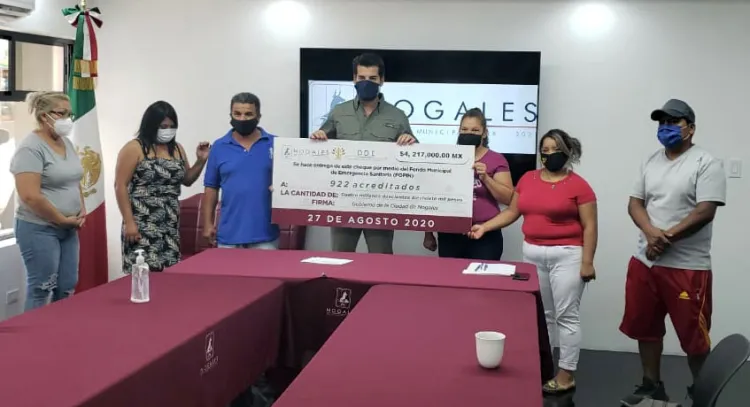 Entrega Alcalde créditos a comerciantes