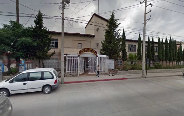 Roban tubería y cableado en escuela