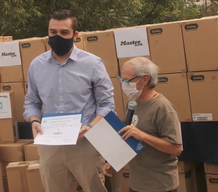 Entrega Master Lock apoyos a estudiantes