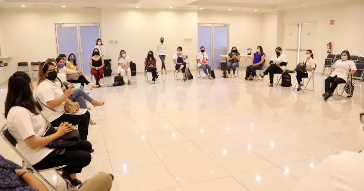 Apoyan estudiantes a adultos mayores