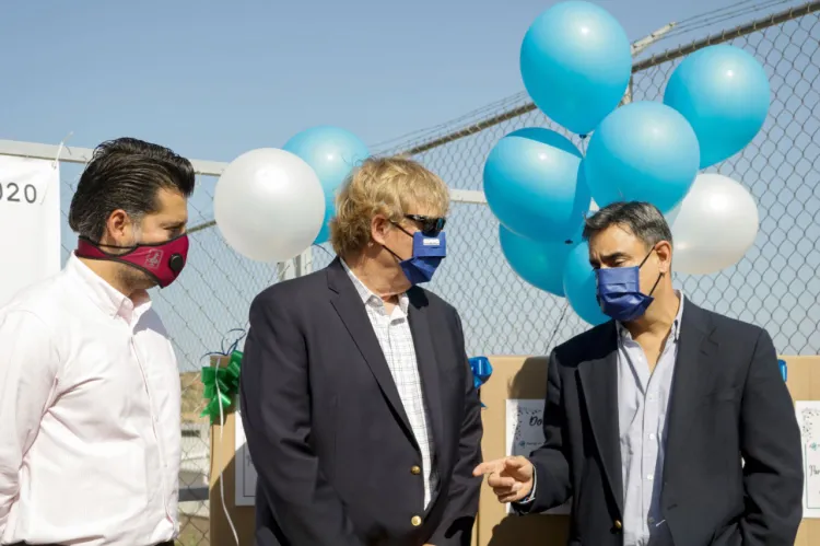 Recibe Alcalde donación de diez mil cubre-bocas