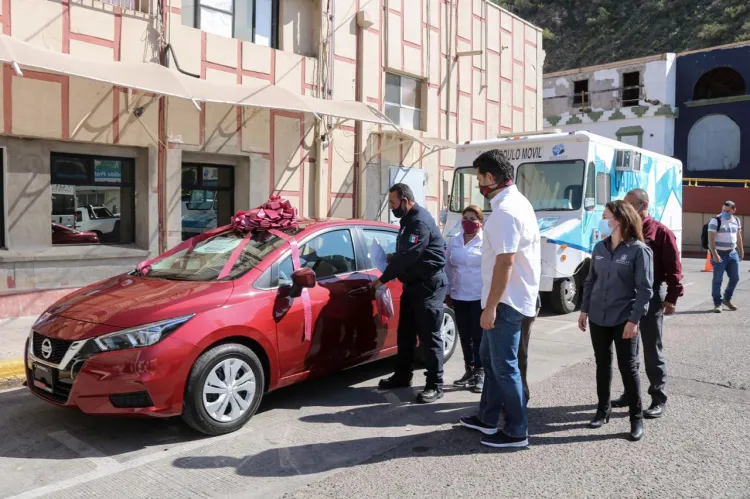 Entrega Alcalde vehículo a contribuyente cumplido