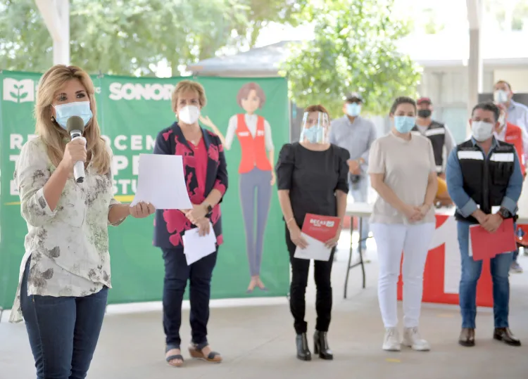 Entrega Gobernadora apoyos a sonorenses