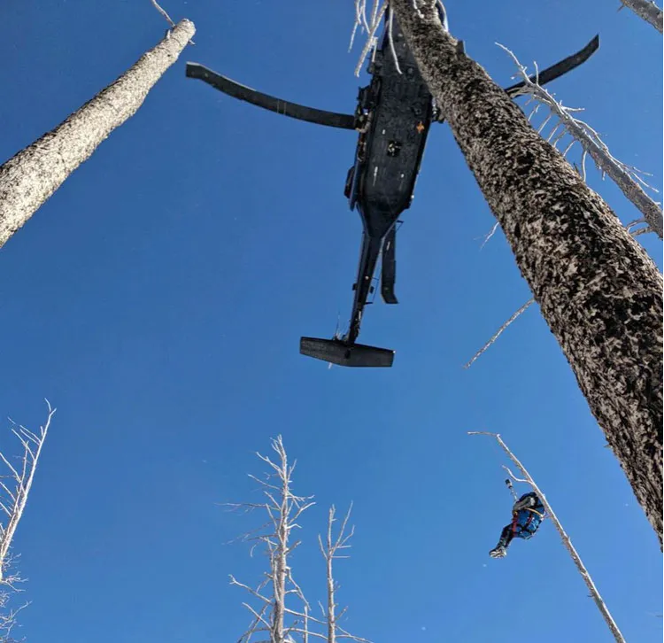 Rescatan a hombres perdidos en montaña