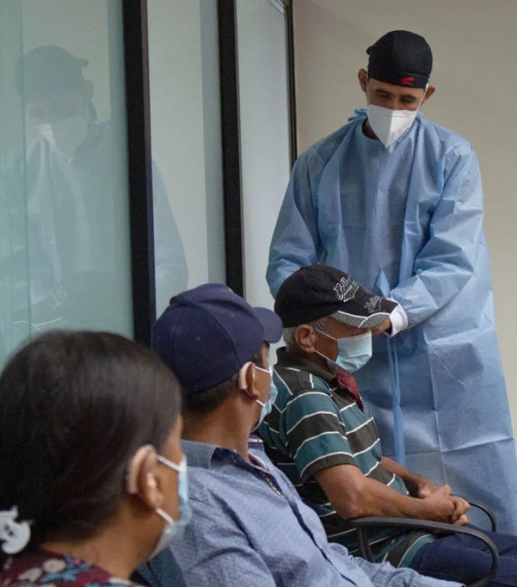 Entregan aparatos auditivos