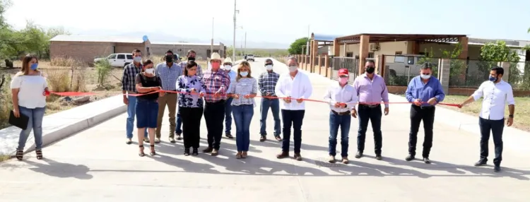 Entrega becas y apoyos de vivienda