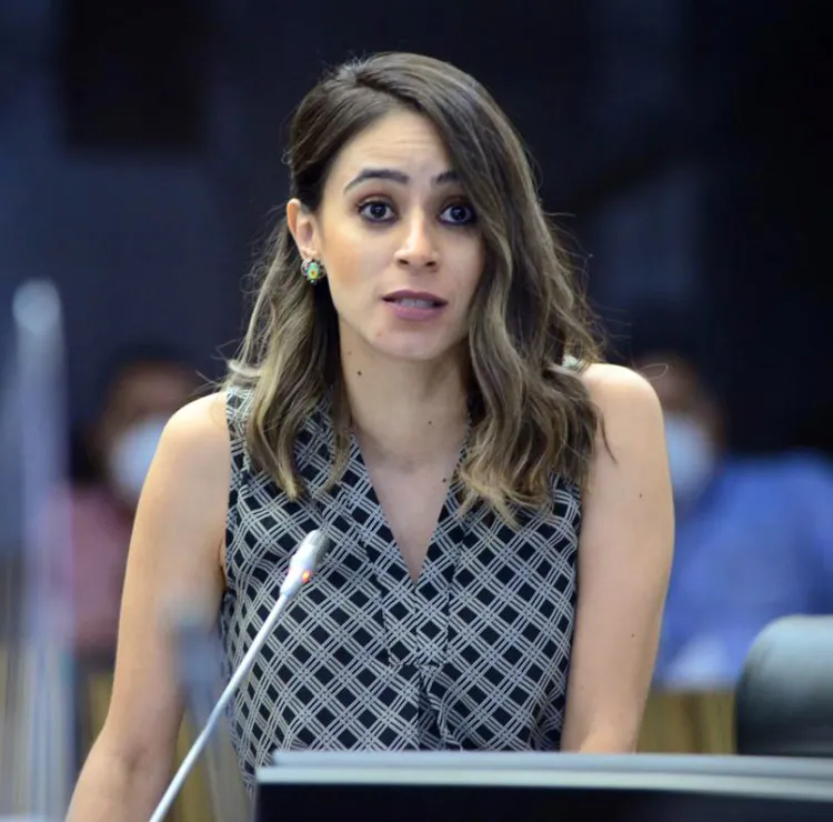 Urge ley que castigue a mujeres del ciberacoso