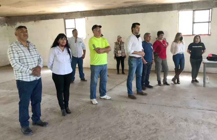 Entrega apoyo a los ganaderos