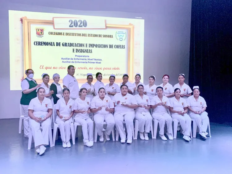 Entrega CIES Cofias e Insignias en solemne ceremonia de graduación