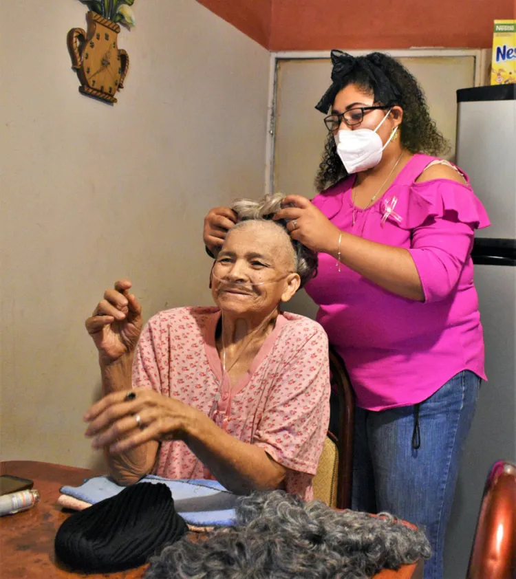 Recibe paciente con cáncer apoyos