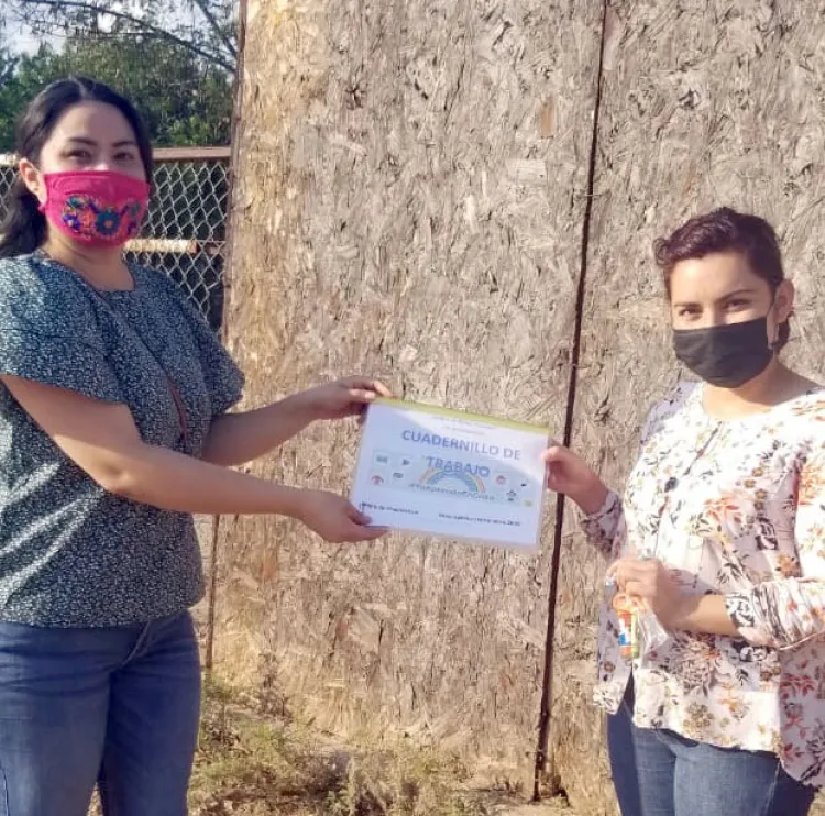 Apoyan docentes a alumnos con equipo