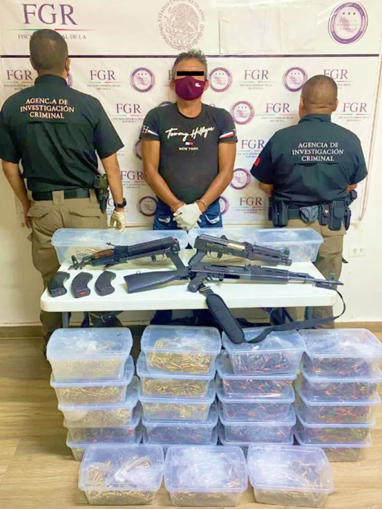 Aseguran a trailero dos armas largas y cartuchos