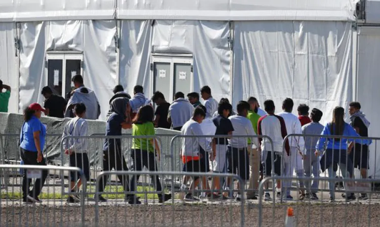 Continúan 545 niños separados de sus padres